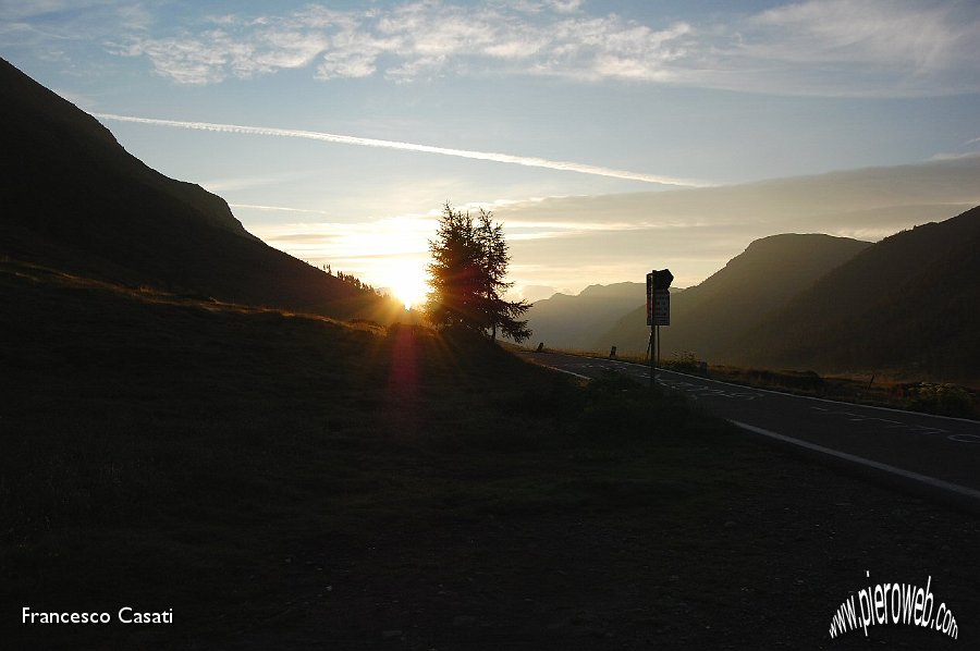 01 L'alba sulla strada del passo del Vivione.jpg